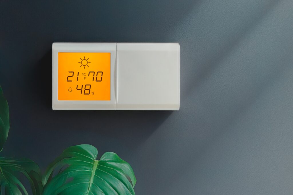 Thermostat showing a rise in humidity